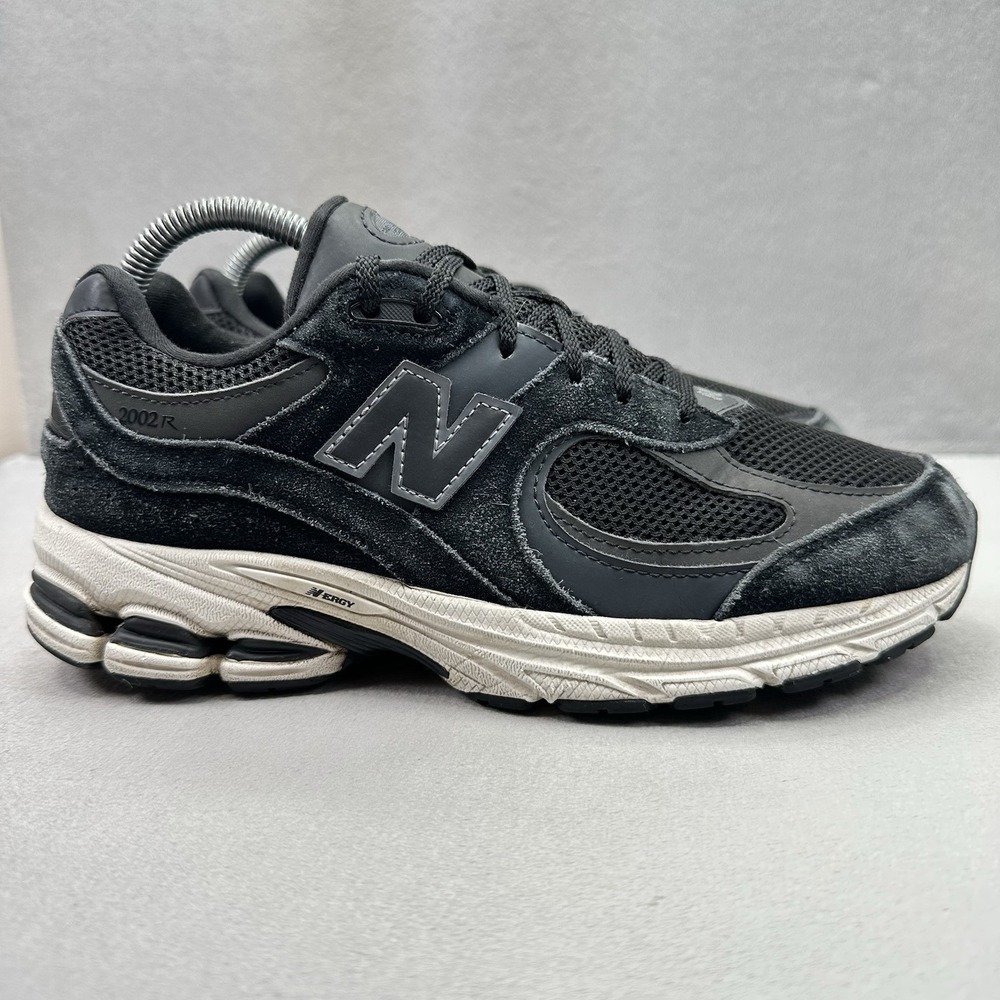Womens 8.5 / 7Y New Balance 2002R Shoes Black White Athletic Comfort Sneakers